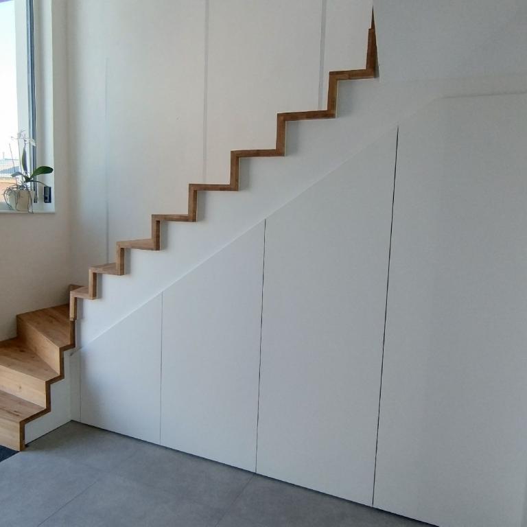 8 Schrank unter der Treppe , Treppenstufen Eiche Massiv  (2).pdf-0001