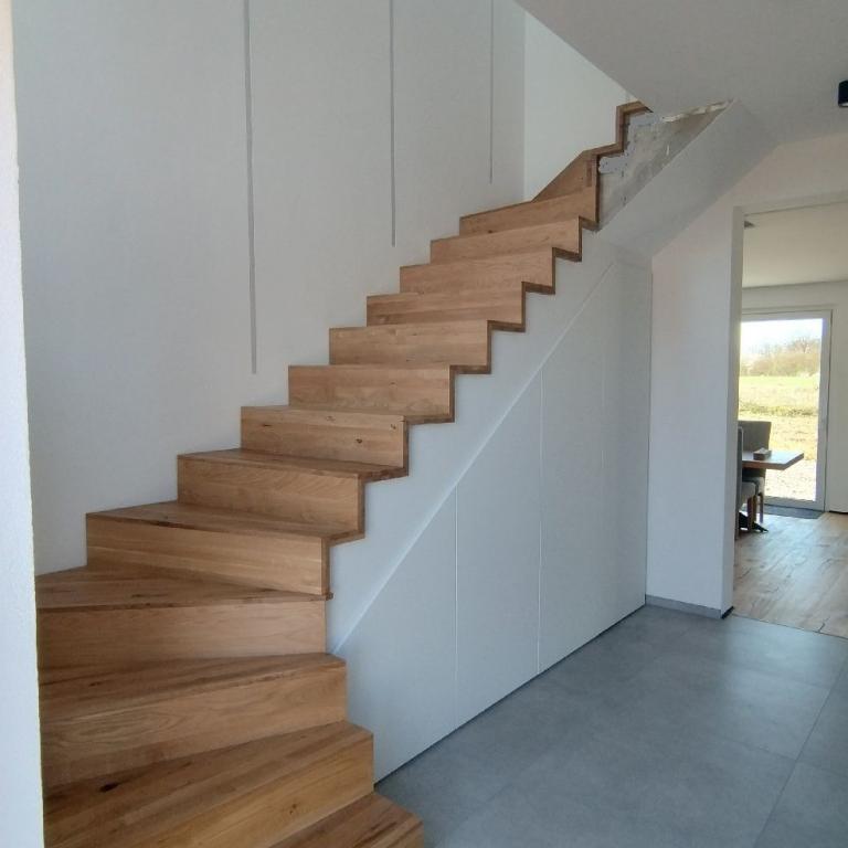 8 Schrank unter der Treppe , Treppenstufen Eiche Massiv  (2).pdf-0002