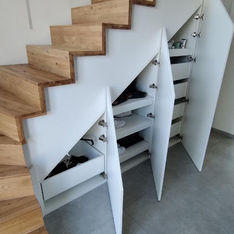8 Schrank unter der Treppe , Treppenstufen Eiche Massiv  (2).pdf-0003